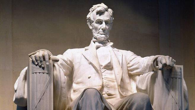 미국 워싱턴DC 링컨기념관 안에 있는 링컨 대통령 조각상. 링컨기념관 홈페이지