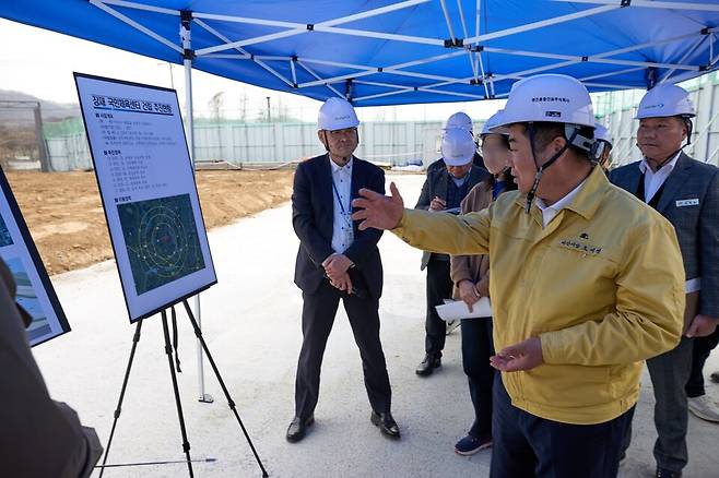 30일 오세현 시장이 장재 국민체육센터 건립 현장점검을 하고 있다. ⓒ아산시 제공