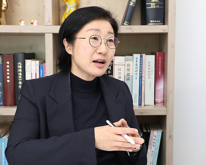 3월30일 서울 서초구 법무법인 지혜로 사무실에서 정수경 변호사가 이재명 정부의 검찰 개혁안에 대한 입장을 밝히고 있다. ⓒ 시사저널 임준선