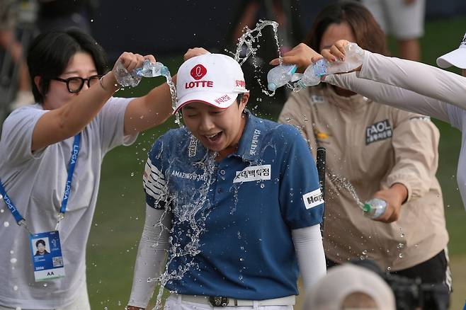 포드 챔피언십 우승을 차지한 뒤  동료들의 축하를 받고 있는 김효주. 챈들러  |  AP뉴시스]