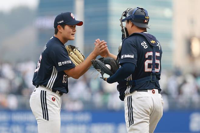 두산&nbsp;양의지가 29일 창원 NC전 9-6 승리 후 김택연과 하이파이브를 하고 있다. 사진제공ㅣ두산 베어스