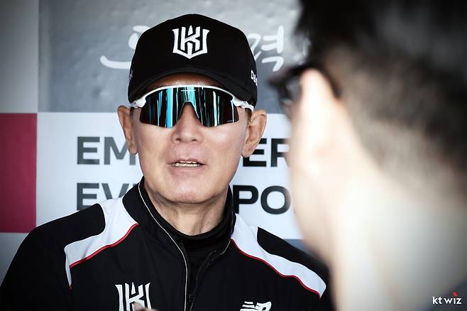 이강철 KT 감독이 31일 대전한화생명볼파크서 열린 한화전을 앞두고 지난해 한화로 이적한 제자 강백호와 해후했다. 사진제공|KT 위즈