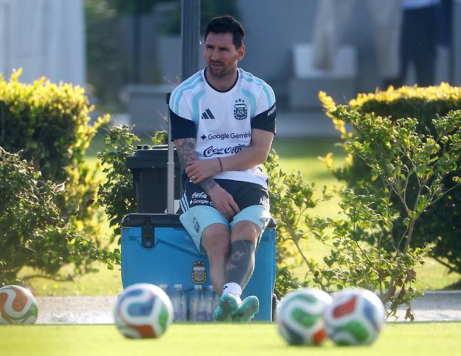 리오넬 메시(아르헨티나)가 지난 30일 아르헨티나 부에노스아이레스 에세이사 훈련장에서 열린 대표팀 훈련 도중 잠시 쉬고 있다. 로이터