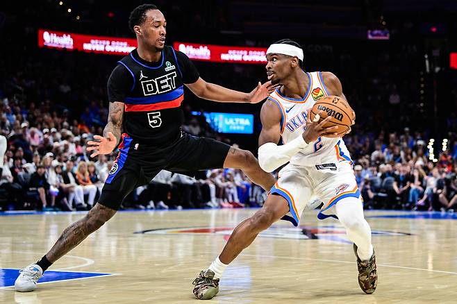 오클라호마시티 샤이 길저스 알렉산더가 31일 디트로이트전에서 로날드 홀란드2세의 수비 앞에서 페인팅을 하고 있다. AP연합뉴스