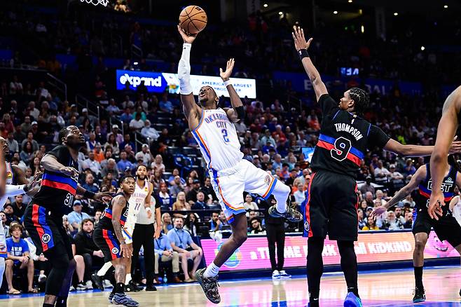 오클라호마시티 샤이 길저스 알렉산더가 31일 디트로이트전에서 넘어지면서 점프슛을 하고 있다. AP연합뉴스