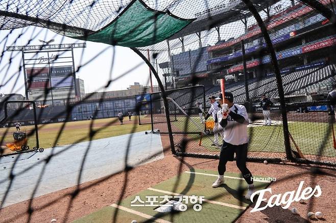타격 훈련 중인 손아섭. 한화이글스 제공