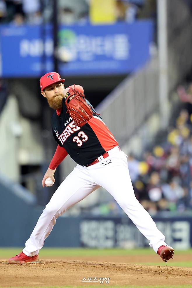 KIA 애덤 올러가 31일 잠실 LG전에 선발 등판해 힘껏 투구하고 있다. KIA 타이거즈 제공