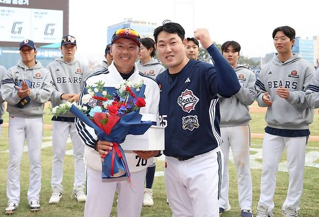 ▲ 왼쪽부터 김원형 감독, 양의지 ⓒ두산 베어스