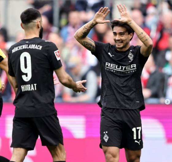 득점 후 기뻐하는 옌스 카스트로프(오른쪽). /사진=묀헨글라트바흐 공식 SNS 갈무리