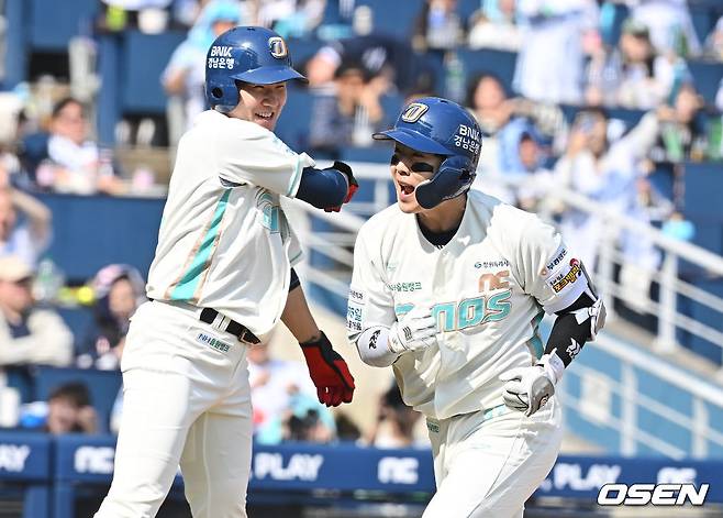 NC 박건우(오른쪽)가 29일 두산전에서 2경기 연속 홈런을 터뜨린 뒤 박민우의 축하를 받고 있다.