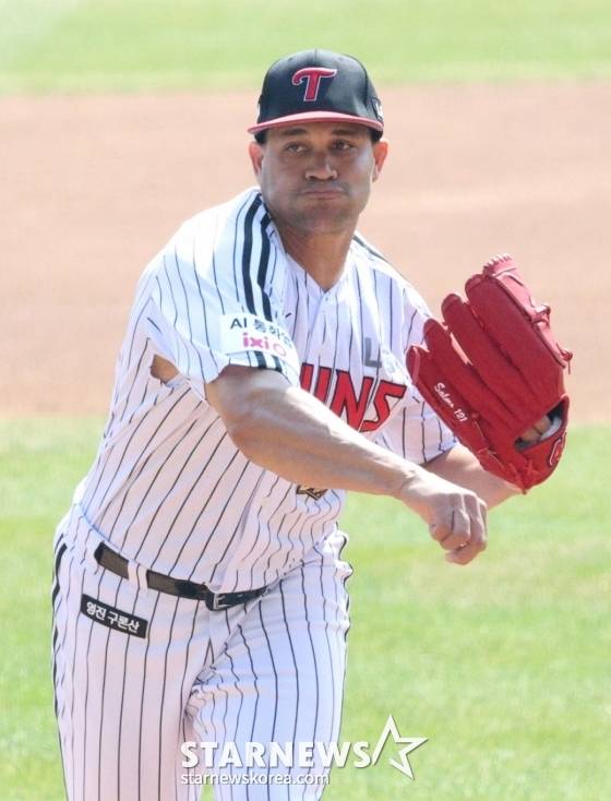 2026 신한 SOL Bank KBO리그 공식 개막전 LG 트윈스 대 KT 위즈 경기가 28일 서울 잠실야구장에서 열렸다.  LG 선발 치리노스가 역투하고 있다. /사진=김진경 대기자