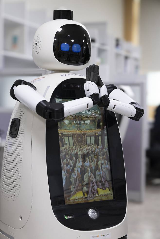 세계 최초 인공지능(AI) 로봇 스님 혜안이 합장을 하고 있다. 박해윤 기자.