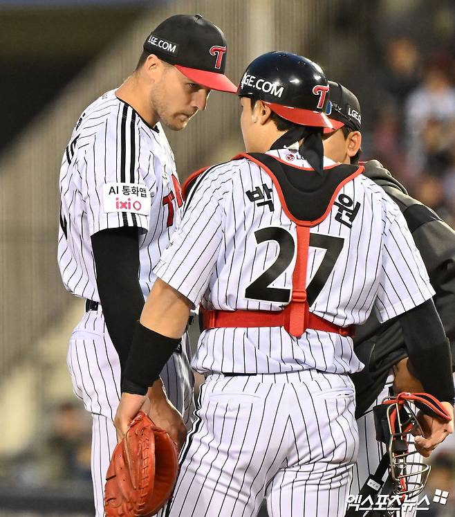 31일 오후 서울 송파구 잠실야구장에서 열린 '2026 신한 SOL Bank KBO리그' KIA 타이거즈와 LG 트윈스의 경기, 2회초 1사 1,2루 LG 박동원이 마운드를 방문해 톨허스트와 대화를 나누고 있다. 잠실, 김한준 기자