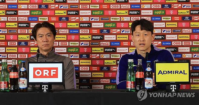 기자회견 하는 홍명보 감독과 이재성 (빈[오스트리아]=연합뉴스) 최재구 기자 = 오스트리아전을 하루 앞둔 30일(현지시간) 홍명보 축구 국가대표팀 감독과 이재성 선수가 경기가 열릴 에른스트 하펠 스타디움에서 공식 기자회견을 하고 있다. 2026.3.31 jjaeck9@yna.co.kr