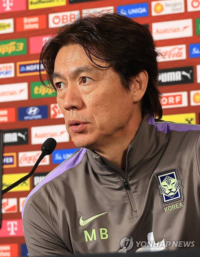 오스트리아전 앞둔 홍명보 감독 (빈[오스트리아]=연합뉴스) 최재구 기자 = 오스트리아전을 하루 앞둔 30일(현지시간) 홍명보 축구 국가대표팀 감독이 경기가 열릴 에른스트 하펠 스타디움에서 공식 기자회견을 하고 있다. 2026.3.30 jjaeck9@yna.co.kr