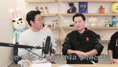 결혼식 축의금을 직접 줘야 의미가 있다고 말하는 배우 이서진(오른쪽) [유튜브 채널 '채널십오야' 캡처. 재판매 및 DB 금지]