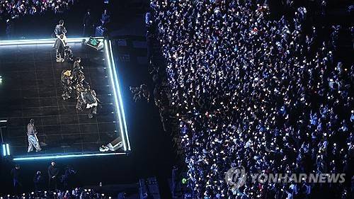 다시 아미들 앞에 선 방탄소년단(BTS) (서울=연합뉴스) 그룹 방탄소년단(BTS)이 21일 서울 광화문 광장에서 정규 5집 '아리랑'(ARIRANG) 발매를 기념해 무료 공연 'BTS 컴백 라이브: 아리랑'(BTS THE COMEBACK LIVE｜ARIRANG)을 열고 있다. 2026.3.21 [사진공동취재단]