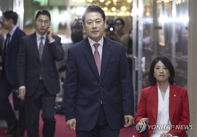 국회의장 면담 위해 의장실 향하는 장동혁 대표 (서울=연합뉴스) 황광모 기자 = 국민의힘 장동혁 대표가 31일 국회에서 우원식 국회의장을 면담하기 위해 의장실로 이동하고 있다. 이날 만남은 우원식 의장 주도로 추진 중인 개헌안과 관련해 국민의힘 협조를 당부하기 위해 열린 것으로 보인다. 이날 면담은 비공개로 진행됐다. 2026.3.31 hkmpooh@yna.co.kr