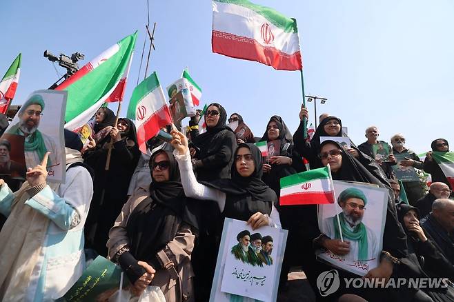 이스라엘의 타격으로 숨진 이란 지도부의 장례식에 모인 추모 군중 [AFP 연합뉴스 자료사진]