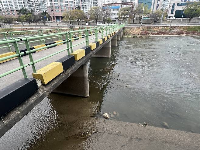 50대 여성 시신 담긴 캐리어 발견된 신천 칠성교 잠수교 hsb@yna.co.kr