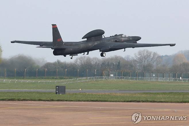 23일 영국 페어퍼드 공군기지에서 미국 공군 U-2 정찰기가 이륙하고 있다 [로이터 연합뉴스 자료사진. 재판매 및 DB 금지]