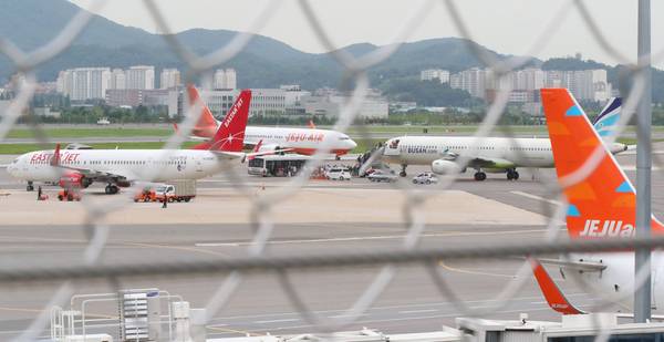 서울 김포공항 주기장에 저비용항공사(LCC) 소속 여객기들이 세워져 있다. /연합뉴스