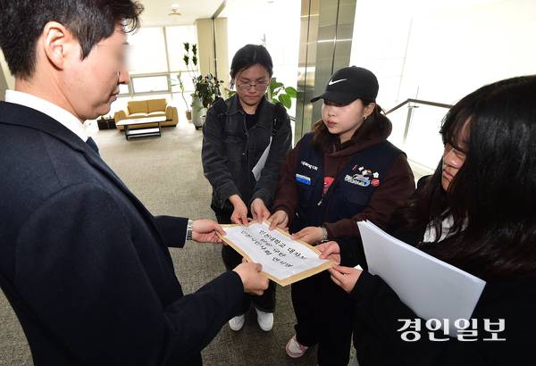 31일 오전 인천시 연수구 인천대학교 송도캠퍼스에서 기자회견을 마친 학생들이 재학생·졸업생과 인천시민으로부터 받은 연대서명 명부와 홍보물 관리 지침 개정을 요구하는 서한을 학교 관계자에게 전달하고 있다. 2026.3.31 /조재현기자 jhc@kyeongin.com