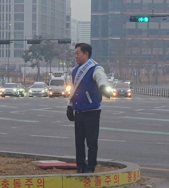 최근 강병덕 하남시장 예비후보가 하남시 황산사거리에서 시민들에게 인사를 하고 있다. 사진=강병덕예비후보