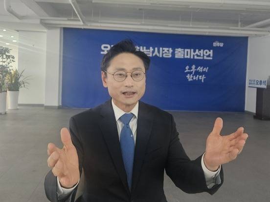 1일 오후석 하남시장 예비후보가 자신의 선거사무소에서 미사호수공원 음악분수 사업 관련 이야기를 하고 있다. 사진=오후석예비후보