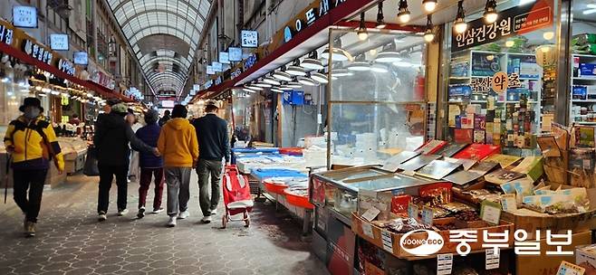 부천시의 한 전통시장에서 시민들이 장을 보고 있다. 신연경기자