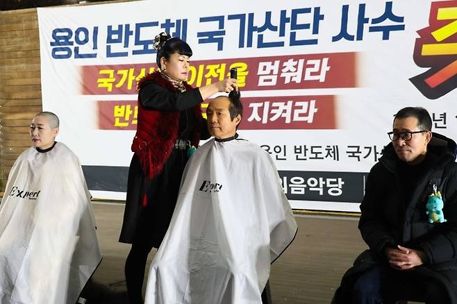 지난 1월 31일 용인시민들이 추진위원회를 구성, 촛불문화제를 열고 삭발식을 진행하는 등 '용인 반도체 국가산단'의 지방 이전 논란 즉각 종식을 촉구했다. 사진=용인 반도체 국가산단 이전 반대 시민추진위원회