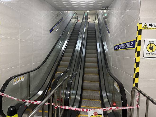 천안역지하상가와 주차장을 연결하는 에스컬레이터가 오른쪽 위 천장에 구멍이 뚫린 채 안전 문제로 운영이 중단됐다.(사진=정철희 기자)