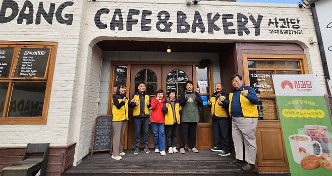 갈마2동 지역사회보장협의체는 1일 정기 기부와 물품 후원을 이어온 사과당 대전갈마점을 방문해 '나눔실천 착한가게' 인증 현판을 전달했다./사진=서지원 서구의원