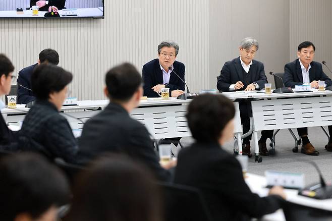 정용래 유성구청장이 1일 확대간부회의를 주재하고 있다. (사진= 대전 유성구)