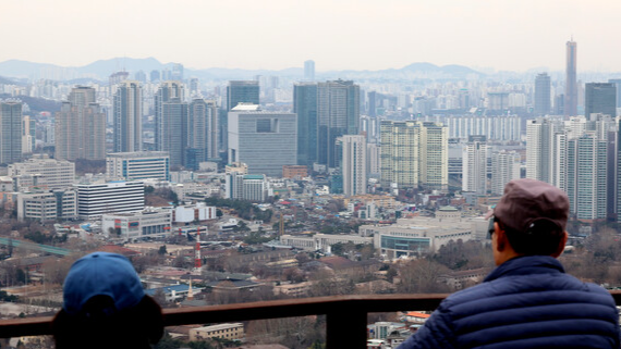 서울 강남 3구와 용산구 아파트값 하락 전환. 연합뉴스