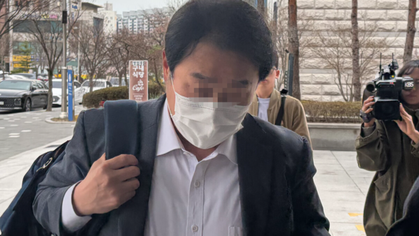 부서 회식이 열리던 식당 공용 화장실에 불법 카메라를 설치한 충북교육청 장학관이 1일 오후 청주지법에서 진행된 영장실질심사에 출석하고 있다. 연합뉴스