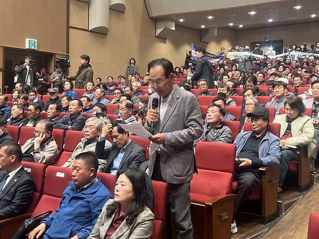 1일 전남 무안군 승달문화예술회관 대강당에서 열린 광주 군공항 주민 설명회에서 한 시민이 질문을 하고 있다. /박건우 기자