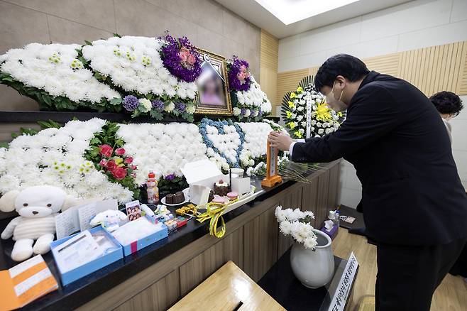 울산 북구의 한 아파트 단지 내에서 발생한 교통사고로 초등학생이 숨지는 사고가 발생한 가운데 1일 북구의 한 장례식장에서 피해 학생 아버지가 추모를 하고 있다. 최지원 기자