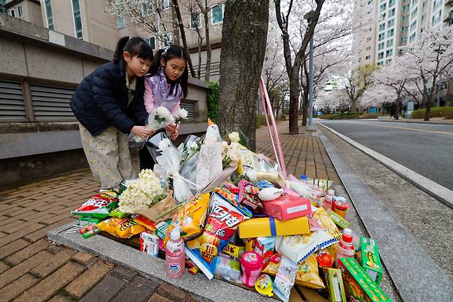 울산 북구의 한 아파트 단지 내에서 발생한 교통사고로 초등학생이 숨지는 사고가 발생한 가운데 1일 북구의 아파트 단지에서 피해 학생 친구들이 추모를 하고 있다. 최지원 기자
