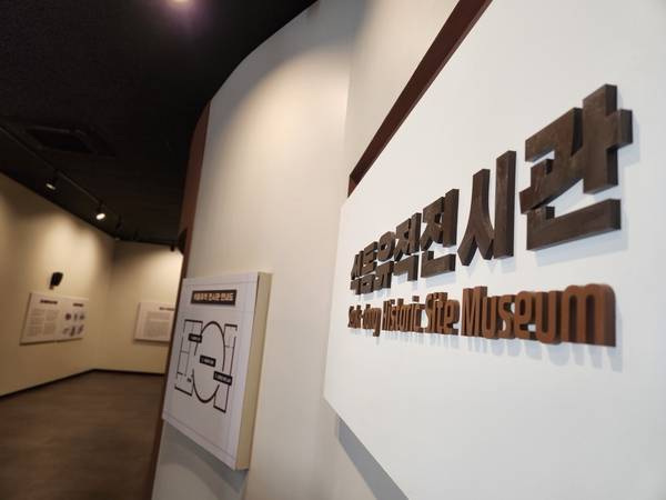 창원 석동유적전시관 제1전시실 모습. /류민기 기자