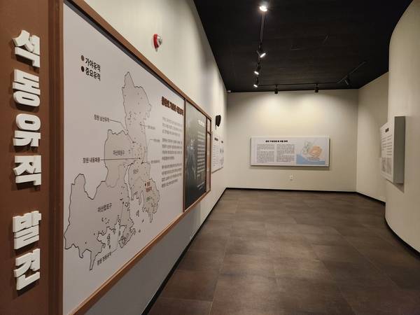 창원 석동유적전시관 제1전시실 모습. /류민기 기자