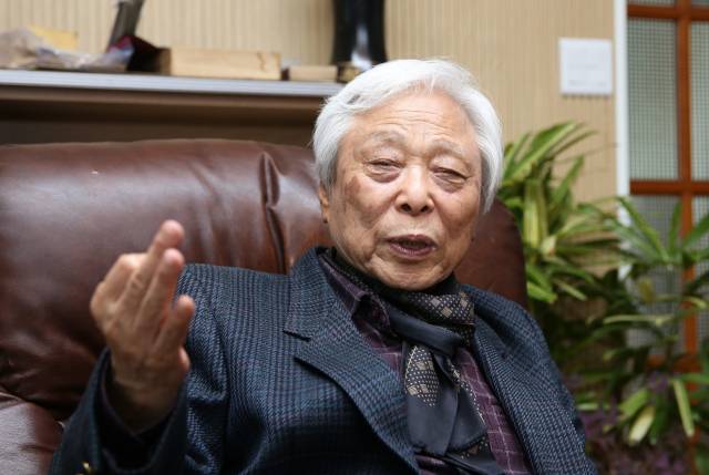 30일 충의당에서 만난 최채량 옹이 종손으로 살아온 삶의 이야기를 들려주고 있다. 김도훈 기자