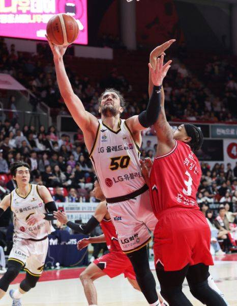지난달 31일 경기도 안양정관장아레나에서 열린 프로농구 창원 LG 세이커스와 안양 정관장 레드부스터스의 경기에서 LG 마레이가 슛을 시도하고 있다. 연합뉴스
