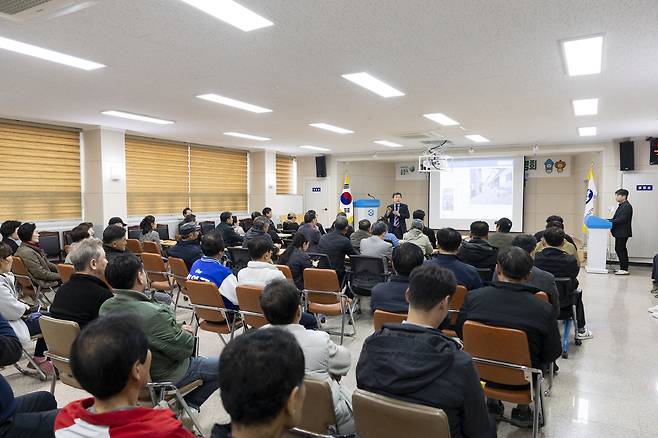 울릉군이 지난달 31일 저동 어업인복지회관에서 주민들을 대상으로 ‘저동항 어촌뉴딜 3.0 사업’ 등 주요 지역 현안에 대한 종합 설명회를 열고 청사진을 제시하고 있다. /울릉군 제공