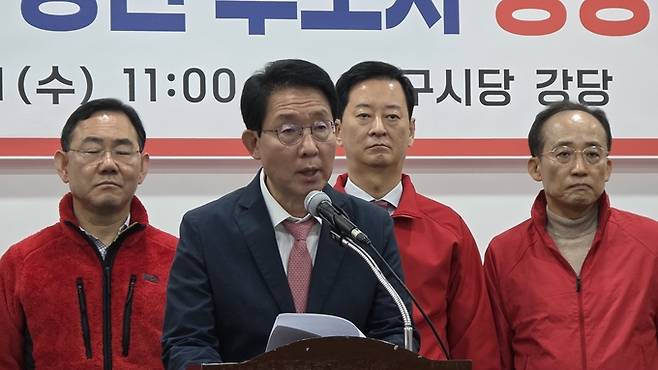 ▲ 국민의힘 김상훈(대구 서구) 국회의원이 1일 대구시당에서 열린 대구시장 경선 공정 경쟁 협약식 자리에서 더불어민주당 대구시장 후보로 나선 김부겸 전 국무총리를 비판하고 있다. 전재용 기자