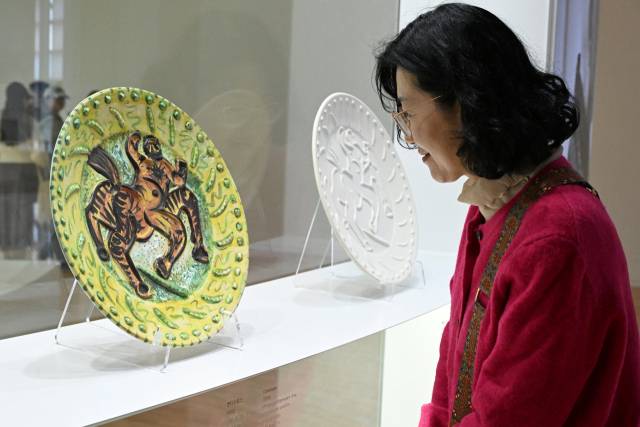 ‘MMCA 이건희 컬렉션: 피카소 도예’ 특별전이 열리고 있는 경남도립미술관 전시실에서 관람객들이 도예 작품을 감상하고 있다./전강용 기자/