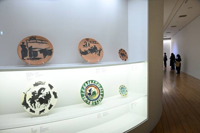 ‘MMCA 이건희 컬렉션: 피카소 도예’ 특별전이 열리고 있는 경남도립미술관 전시실에서 관람객들이 도예 작품을 감상하고 있다./전강용 기자/