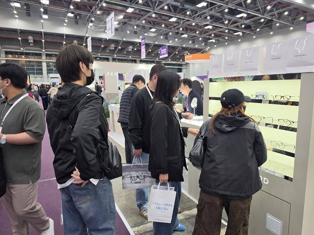 국내 유일 국제 안경전시회인 'DIOPS'가 1일 엑스코 서관 1·2홀에서 막을 올린 가운데 바이어들이 상품을 살펴보고 있다. 권영진 기자