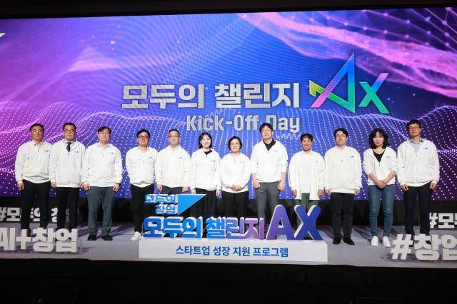 한성숙 중소벤처기업부 장관(왼쪽 일곱째)이 1일 오후 서울 여의도동 콘래드호텔에서 열린 '모두의 챌린지 AX(인공지능 전환) 출범식'에서 참가자들과 기념촬영을 하고 있다. [사진=중기부]