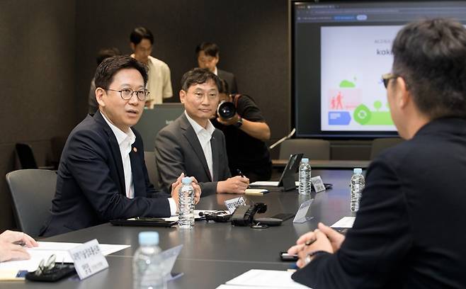 배경훈 과학기술정보통신부 장관이 지난해 8월 29일 경기 안산시 상록구 카카오데이터센터 안산에서 열린 '첨단 GPU 확보 및 AI 고속도로 현장간담회'에서 발언하고 있다. /제공=과학기술정보통신부